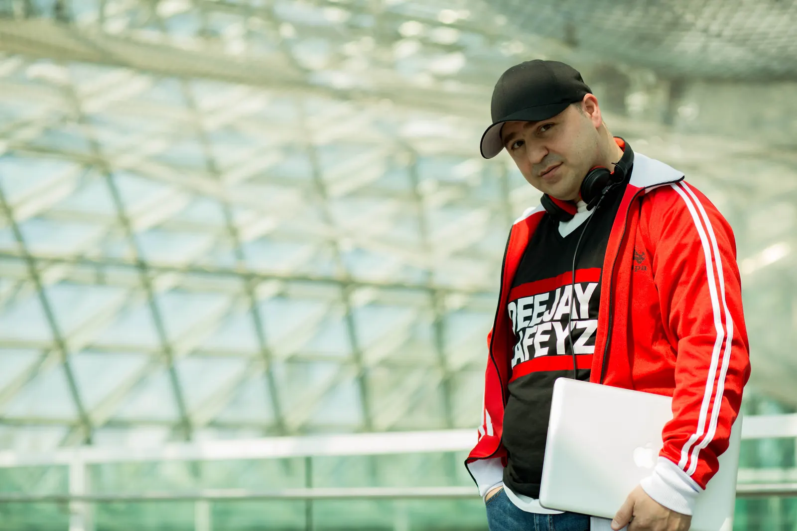 DJ LaFeyz mit Kopfhörern und roter Jacke