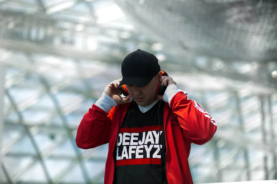 DJ LaFeyz setzt seine Kopfhörer auf