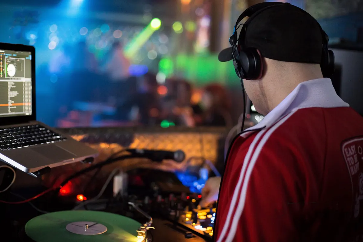 DJ LaFeyz am DJ-Setup mit Laptop und Kopfhörern
